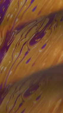 Dikey video. Madde dökülüyor. Kimyasal mürekkep. Soyut akrilik sanat arka planında yüzen çözünmüş sarı mor renk akan su emülsiyonu.