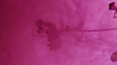 Su altı boyası dökülmüş. Pigment karışımı. Sis mor kabarcığı sıvı mistik karışımı sıçratır. Sanat akışı rengi soyut çözülmüş psikedelik arkaplan.