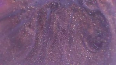 Parıltı dalgası. Boya karışımı. Odaklanamayan mor renkli köpükler akan su soyut akrilik sanat arka planına yayılıyor..