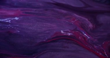 Köpüklü boya. Parlak doku. Odaklanmamış mor mavi pigment ıslak akış soyut bokeh arka planında parlak su sızıntısı.