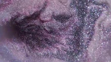 Parlak boya damlası. Parıltı sıçraması. Soyut sanat arka planında odaksız gümüş mavisi parlak pigment ıslak doku dökülmesi.