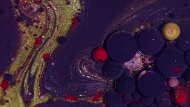 Mürekkep emülsiyonu. Arkaplanı boya. Bulanık sarı kırmızı renkli sim kabarcıkları akrilik soyutlama üzerine yağ pigmenti yuvarlak yuvarlak sıvı çember.