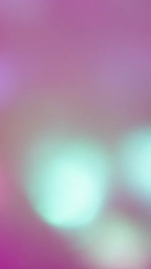 Dikey video. Bokeh ışığı. Disko sızıntısı bulanık. Pembe yanıp sönen prizma parlayan ışıltıyı dağıttı. Şenlikli parti soyut sinematik parlaklık arka planı .
