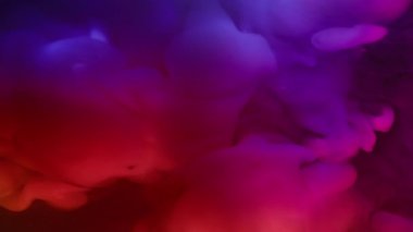 Mürekkep damlası karışımı. Neon bulutu sisi. Bulanık pembe mavi parlak gökkuşağı parçacıkları soyut sanat arka planına yayılıyor.