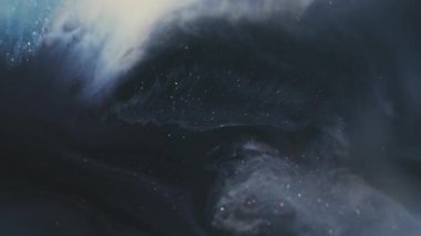 Görüntü pırıltılı sıvı. Renk karışımı. Soyut sanat eserinin yaratıcı akrilik arka planında sönmüş mavi mor renkli simli kimyasal sıvı yüzüyor..