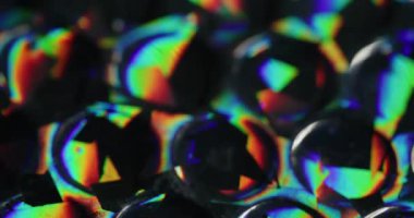 Odaklanamayan parlayan gökkuşağı. Renkli ışık. Soyut koyu siyah sanat arka planında turuncu mavi yuvarlak yansıma parıltı dokusu sızıntısı.