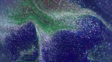 Sıvı dökülmesi. Mürekkep simleri. Odaklanmamış mavi, gümüş renkli, parlak damlacıklar soyut sanat arka planında parıldayan su pigmentleri..