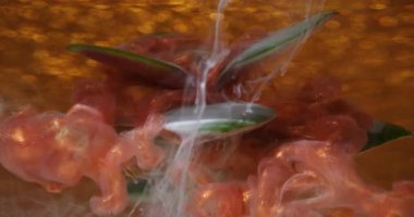 Sanat eseri damlası. Odaklanmamış sim dalgası. Işıl ışıl turuncu, beyaz, sisli renk sıçraması. Doğa üzerindeki boya karışımı yeşil sulu soyut ışıltı arkaplanı.