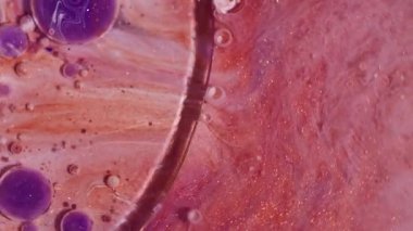 Sıvı emülsiyonu boya. Renkli baloncuklar. Odaklanmamış turuncu parlak yağ suyu soyut akrilik arka planda parlak yuvarlak mürekkep dokusu dairesi.