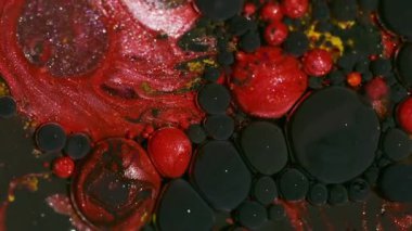 Yağ mürekkebi. Boya karışımı. Soyut sanat arka planında çözünmüş kırmızı mor renkli parlak yuvarlak akrilik ışkan sıvı dairesi.