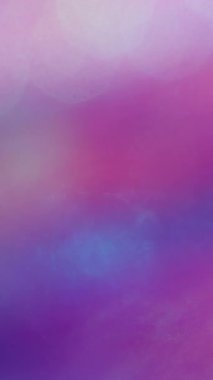 Dikey video. Prizma ışığı bulanıklığı. İşaret fişeği. Gece pırıltısı parlaklığı. Renkli parıltı. Neon flaş spektrum yansıması soyut arkaplan.