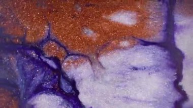 Mürekkep döküldü. Bulanık mermer sıvısı. Soyut sanat arka planında odaksız mavi turuncu çok renkli sıvı ışıldayan parçacık dokusu.