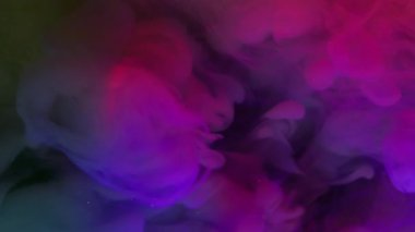 Duman akıyor. Boya sisi dokusu. Bulanık pembe mavi parlak gökkuşağı su bulutu akrilik neon arka planda yayılıyor..