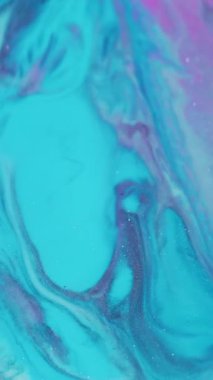 Dikey video. Işıldayan emülsiyon. Odaklanmamış mürekkep yayılmış. Mavi mor pigment dökülmesi. Renk soyut sızıntısı girdap arkaplanı.