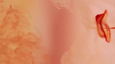 Renkli mürekkep. Odaklanamayan akış. Turuncu boya, su altında fantezi fırıl fırıl dönüyor. Parlak sis dalgası karışımı boya sisi soyut arkaplan.