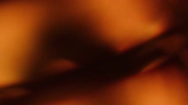 Odaklanamayan parıltı. Parlak sanat. Altın turuncu renkli optik göz kamaştırıcı desen soyut bokeh ışık arkaplanı üzerinde görsel ışıltı.