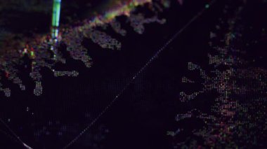 Piksel parıltısı. Ekran hatası. Sarı koyu siyah renk ses titreşim sıvısı patlar. Sanat soyut arkaplanda mor çizgiler oluşur..