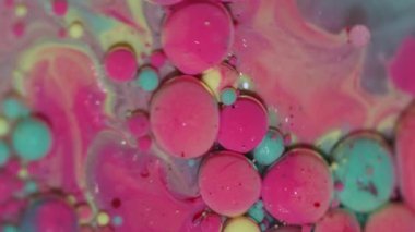 Boya sıvısı. Sıvı arka plan. Mermer su yuvarlak dokusunda pembe mavi yağ mürekkebi yaratıcı sanat soyutlamasında akıyor..