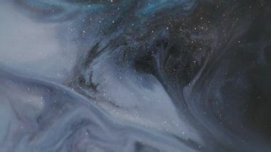 Mürekkep suyudur. Boya dokusu. Soyut arkaplanda yüzen koyu siyah lekeler akarken odaksız mavi renk sıvısı.