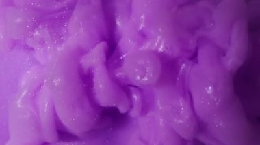 Leylak mürekkebi sisi. Parlak doku. Parlak mor renkli, kıvrımlı sıvı köpüklü sis soyut, canlı sanat arka planına yayılıyor..