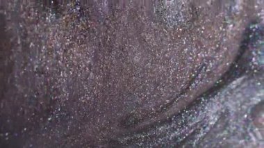 Parıltı dalgası. Karışık doku. Bulanık gümüş rengi mürekkep, parlak kimyasal parçacıklar soyut yaratıcı akrilik sanat arka planına dökülüyor..