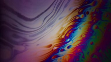 Benzin deseni. Odaklanamayan yanardağ yağı. Gece fişeğinde renkli sıvı boya akışı. Parlak neon spektrum ışığı soyut su arkaplanı.