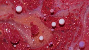 Mürekkep damlası. Suyu boya. Odaklanmamış kırmızı mor turuncu renkli parlak yağ beyaz damlacıklar soyut arkaplanda yüzen parlak sıvılar.