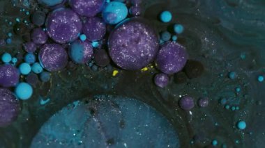 Mürekkep karışımı. Köpüklü boya. Odaklanmamış mor sarı renk parıltılı yağ akrilik su yuvarlak baloncuk sıvı daire soyut arkaplan.