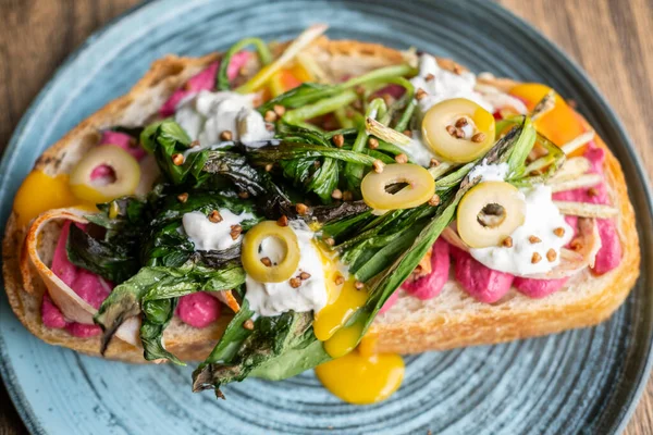 Kahvaltı servis edildi. Lezzetli bruschetta. Sağlıklı vejetaryen tostu ve pancar yemeği. Izgara yeşillik ve ekmekle sulu kremalı sos..