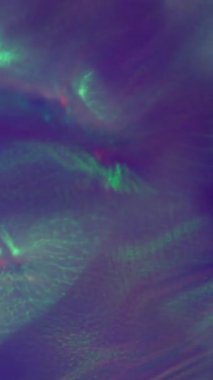 Dikey video. Renkli sızıntı bulanıklığı. Prizma ışığı parlıyor. Parıldayan kırılma folyo gecesinin ışıltılı arka planı. Floresan parlaklık gece hayatı örtüşüyor.