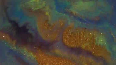 Mürekkep parçacıkları. Bulanık sıvı mermer. Odaklanmamış altın yeşili mor renkli doku dalgaları soyut sanat arka planında yüzüyor..