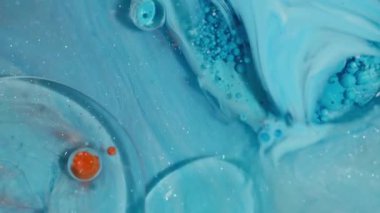 Boya akışı. Bokeh yağı. Odaklanmamış mavi turuncu renkli ışıltı kabarcıklar yuvarlak desen soyut akrilik arka planda köpüklü su boyası.