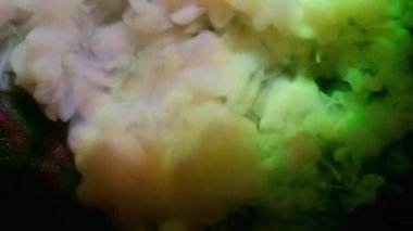 Buhar pigmenti. Boya sisi. Odaklanmamış pembe renk parlak gökkuşağı su sanat dokusu sim sisi soyut arkaplan üzerine parçacıklar yayıyor.