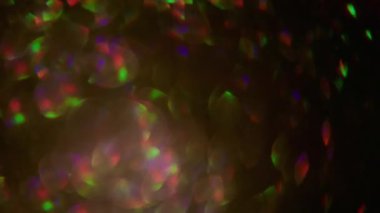 Odaklanamayan parıltı. Neon parıltısı soyutlaması. Mor pembe renkli aydınlık mercek parıltısı parıltı parıltı parıltı parıltı desen sanatın koyu siyah bokeh arka planında yüzüyor.