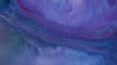 Mürekkep lekeleri. Bulanık kıvılcım parıltısı. Soyut sanat üzerinde yüzen mor mavi renkli sıvı harmanlanmış su koyu siyah arkaplan.