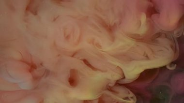 Duman boyası karışımı. Işıltılı su sıçratma. Odaklanmamış pembe renk bulutu duman dokusu simli gökkuşağı sisi soyut sanat akrilik arka planına yayılıyor.