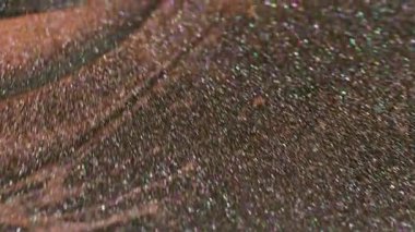 Işıldayan sanat. Köpüklü sıvı. Odaklanmamış turuncu renkli boya sıvısı soyut siyah akrilik arka planda yüzüyor..