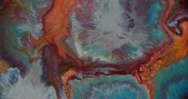 Köpüklü boya. Parlak doku. Odaklanmamış turuncu mavi renkli mermer ıslak serpinti soyut bokeh arka planda parlak su sızıntısı.