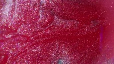 Mürekkep döküldü. Kırmızı damlacık. Odaklanmamış gümüş rengi parlak parıltı soyut yaratıcı sanat arka planına sıçrıyor..