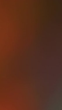 Dikey video. Optik bulanıklık. Lens yansıması. Siyah arka planda rengarenk film parlaklığı. Soyut karanlıkta ışık.