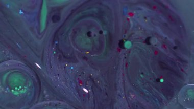 Mürekkep suyu. Köpük sıvısı. Odaklanmamış yeşil, kırmızı, yuvarlak, simli, yağlı, akrilik, ıslak, soyut arka planda yüzen..