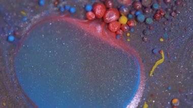 Mürekkep sıçraması. Parıldayan kabarcıklar. Odaklanmamış mavi turuncu renkli parlak yuvarlak desen yağlı karışım soyut sanat arka planında.