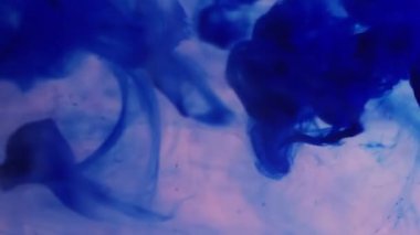 Boya buharı damlası. Mürekkep karışımı. Mavi menekşe sisi girdap dokusu bulanık su akışı. Düşen pigment sisi fantezi soyut arkaplan.
