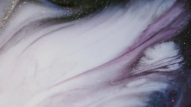 Parlak sis. Mürekkep akışı. Odaklanmamış mavi, beyaz, renkli, sisli, soyut beyaz, yaratıcı arkaplana dökülen sim karışımı..