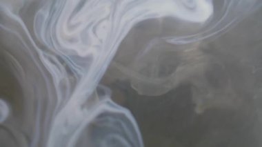 Dönen su sıçraması. Karışım akışı. Bulanık beyaz duman dokusu soyut yaratıcı arka planda dönen kimyasal su maddesi..