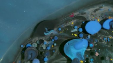 Boya akrilik top. Yağ karışımı. Odaklanmamış mavi mor renkli simli doku soyut arkaplanda parlak yuvarlak baloncuklar mürekkep damlası çemberi.