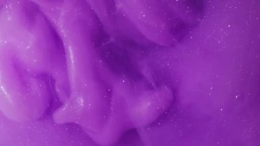 Su altı boya damlası. Mürekkep sıvısı. Odaklanmamış mor renkli duman dalgası soyut canlı eflatun bokeh arkaplana yayılıyor..