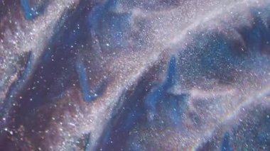 Parlak. Akış parçacıkları. Soyut ışık yaratıcı sanat arka planında sönük mavi mor renk dalgası simli sıvı yüzüyor..