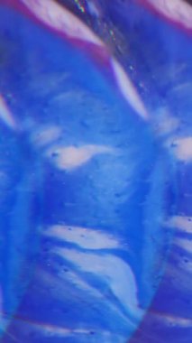 Dikey video. Sanat sıçraması bulanıklığı. Optik efekt boyası. Mavi mor akrilik karışım rengi. Köpüklü boya odaklı küre soyut arkaplan.