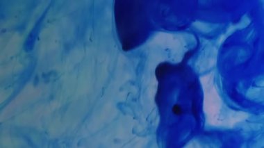 Su altı boyası dökülmüş. Pigment karışımı. Sis mavisi damlalar, sıvı mistik karışımı sıçratır. Sanat akışı şeffaf renk soyut çözülmüş psikedelik arkaplan.